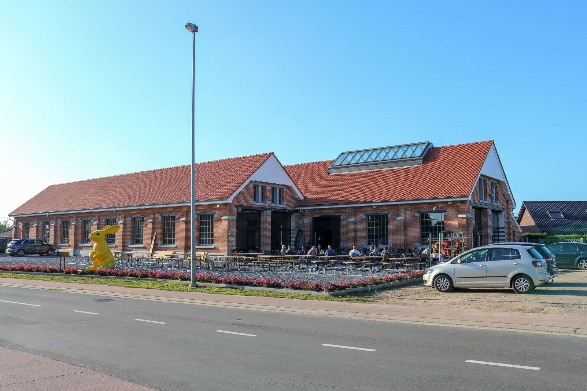 Straatzijde van Brouwerij en Grand Café Remise 56 in Koersel