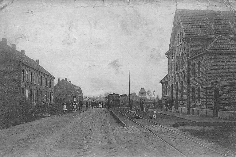 Historisch straatbeeld van Koersel met het tram station aan de rechterkant