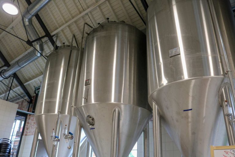Tanks voor het gisting proces in de brouwerij